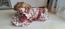 Puppe Biskuitporzellan Liegend auf Kissen  Rotes Babydoll Hellbraunes Haar