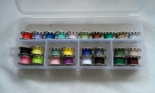 26 Spulen mit Garn für Nähmaschine, (Veritas-Naumann)