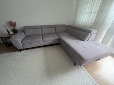 Graues Ecksofa mit Schlaffunktion und Bettkasten