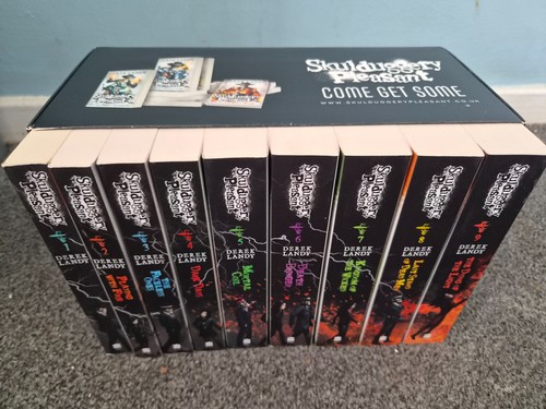 Skulduggery pleasant books - skulduggery,