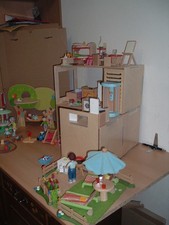 Tolles SpielSet - PuppenHaus + Familie + Zubehör von HABA LITTLE FRIENDS +Andere