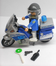 Polizist mit Motorrad