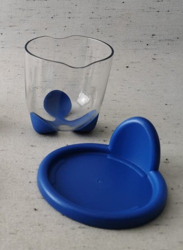 Becher glasklar blau aus der - aus,