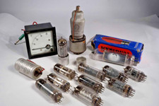 alte  Funktechnik - Röhren und Voltmeter aus Bakelit  - WWII