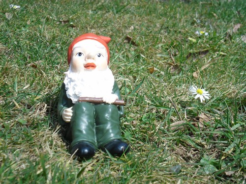 Gartenzwerg sitzend mit stock - gartenzwerg,