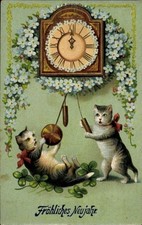 Präge Ak Fröhliches Neujahr, Wanduhr, Katzen spielen mit... - 4916516