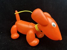 DDR Plastik Hund Wackelaugen/Orange 26cm /ein Bein fehlt !!! - mit Halsband / JO