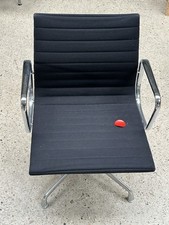 VITRA EA 107 BESUCHERSTUHL