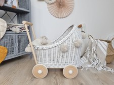 Weißer Puppenwagen aus