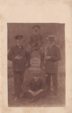 Foto-AK Charismatische Männerrunde am Kilometerstein Meiningen, Wanderer um 1915