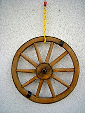 Original Antik Wagenrad Holzrad mit Eisenring Ø 40 cm für Dekozwecke mit Kette.