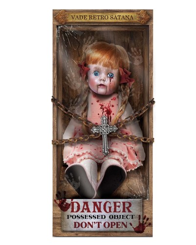 Horror puppe mit - puppe, blutspuren