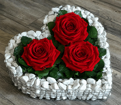 Herz mit kies und rosen - kies,