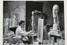 ALBERTO GIACOMETTI in seinem Pariser Atelier, Kunst-Postkarte 