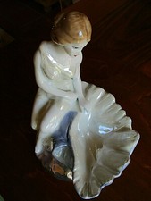 Schöne dekorative Porzellanfigur, Mädchen/Muschel, gemarkt Stipo Dorohoi