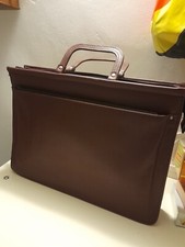 Aktentasche. Dunkel Rot.