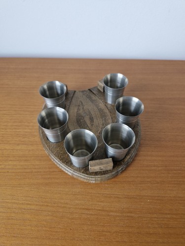 Zinnbecher auf holz - auf,
