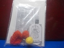 EIN KLEINES STÜCK STRICK, EIN KLEIDMUSTER UND ZEITUNG FÜR EINE PUPPENSTUBE NR.1