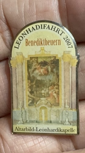 Brosche zeigt das altarbild - zeigt,
