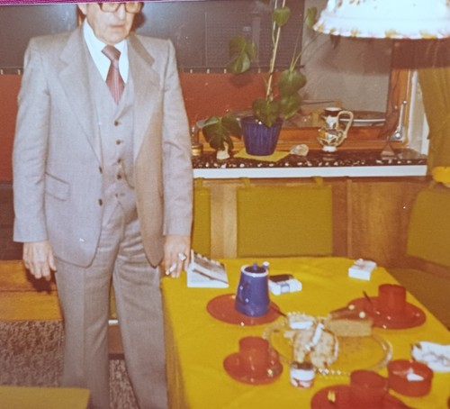 Mann greis gedecktem tisch - greis, an