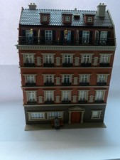 Modelleisenbahn, Hochhaus, Wohnhaus, Geschäftshaus mit 3 Figuren am Haus, H0 