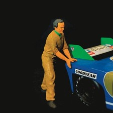 Mechaniker schiebt, brauner