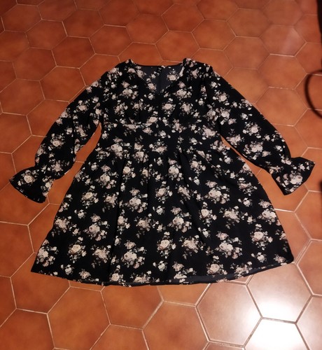 Blumenkleid passend zum - , tragen