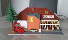Diorama  Ferrari Autohandel / Autohaus mit Beleuchtung H0