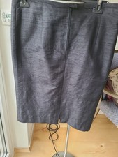 Schwarzer Bleistiftrock aus