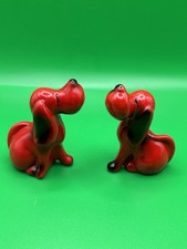 rote glasierte Keramikfiguren