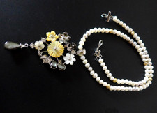 Kette aus Perlen mit Anhänger massiv aus Perlmutt länge -ca 47,0cm