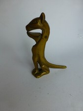 Katze als Nußknacker