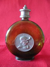 alte grüne Flasche aus Glas mit Zinnverschluss und Zinnemblem - runde Form