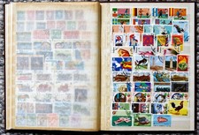 Briefmarken-Steckalbum mit ca. 800 Briefmarken aus Nord-, Mittel und Südamerika