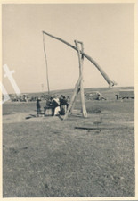 Foto WK II Wehrmacht Bauern Zigeuner Ziehbrunnen bei Bisku Rumänien L1.93
