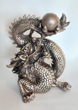 chinesischer Drache mit Kugel Dekofigur Metall silberfarben Feng Shui