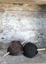 Kleine Haarspange aus Leder mit Knotenmuster & Holzstift Mittelalter Haarspange