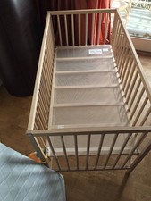 Baby-Bett mit Matratze