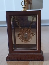 Hermines Zeitumkehrer im Holzdisplay