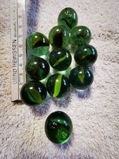 11 alte Glasmurmeln bespielt ca 2,4 cm    Alle haben da so ein "Abdruck"??? 