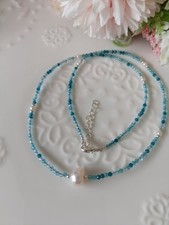 Hell-blau kleine Kristallkette 38+5cm mit einzelnen 7-8 weißen Naturperlen