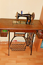 Haushaltsauflöung Antiquität Oma's Singer Nähmaschine versenkbar mit Tisch Zubeh