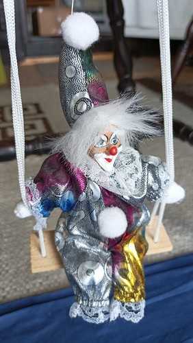 Clown figur auf schaukel - figur,
