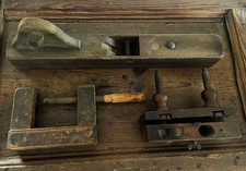 Konvolut Schreiner Tischler XL Hobel (2,8 Kilo) antiker Nuthobel Schraubzwinge 