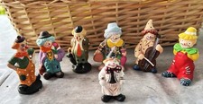7 kleine Clowns aus Ton / Keramik , ca. 7,5 - 8 cm hoch