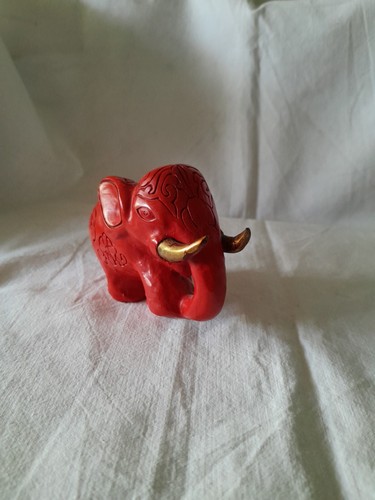Roter elefant mit goldenen - elefant,