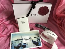 Chanel Geschenkverpackung/Dreiecksverpackung,Paris-Venise Postkarte m. Probe etc