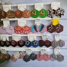 Ohrringe Handarbeit, Unikat, Holzohrringe Sechseck, mit Textilleder, Anhänger