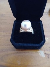 Ring mit opulenter Kunstperle