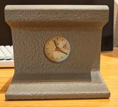 Schienenuhr aus massiver - db,